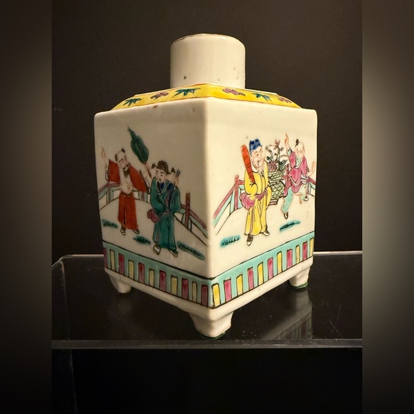 🏮 Vintage Chinese Porcelain Famille Rose Diamond-Shaped Vase / Tea Caddy - Picture 2 of 10